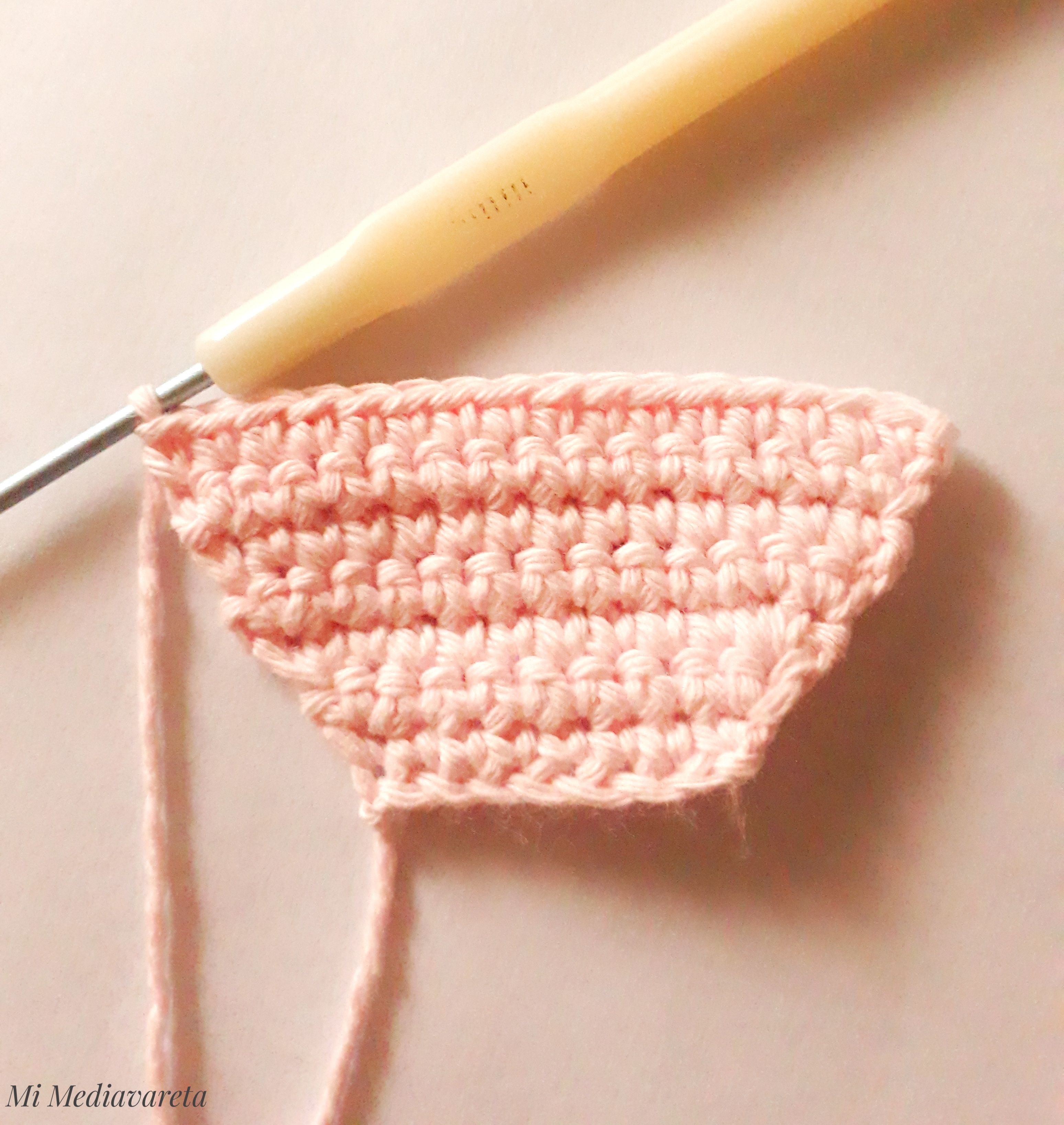 Te enseño a tejer la primera letra del Abecedario a crochet, paso a paso y con fotos. Si te gusta, podés tejer las 26 letras completas.