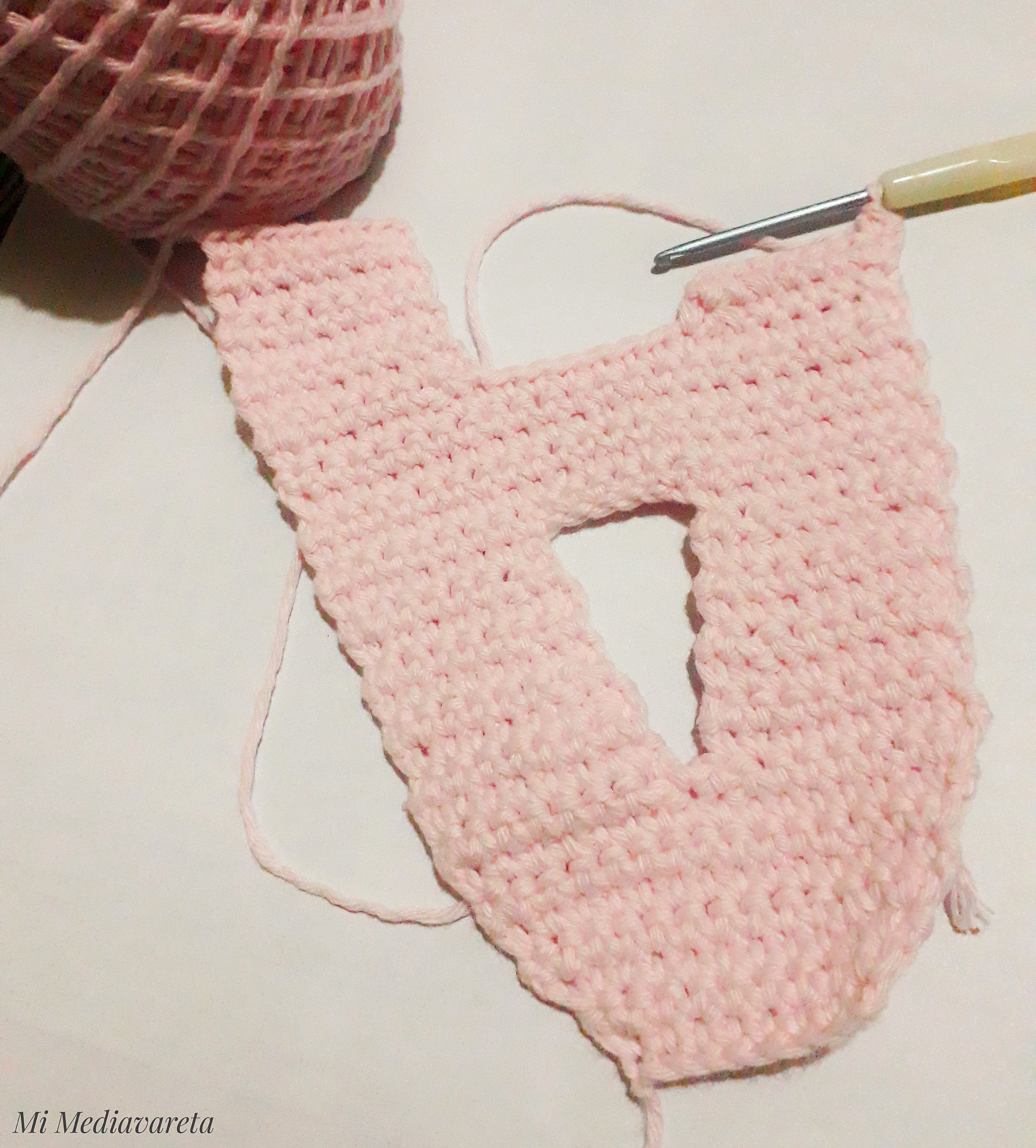 Te enseño a tejer la primera letra del Abecedario a crochet, paso a paso y con fotos. Si te gusta, podés tejer las 26 letras completas.