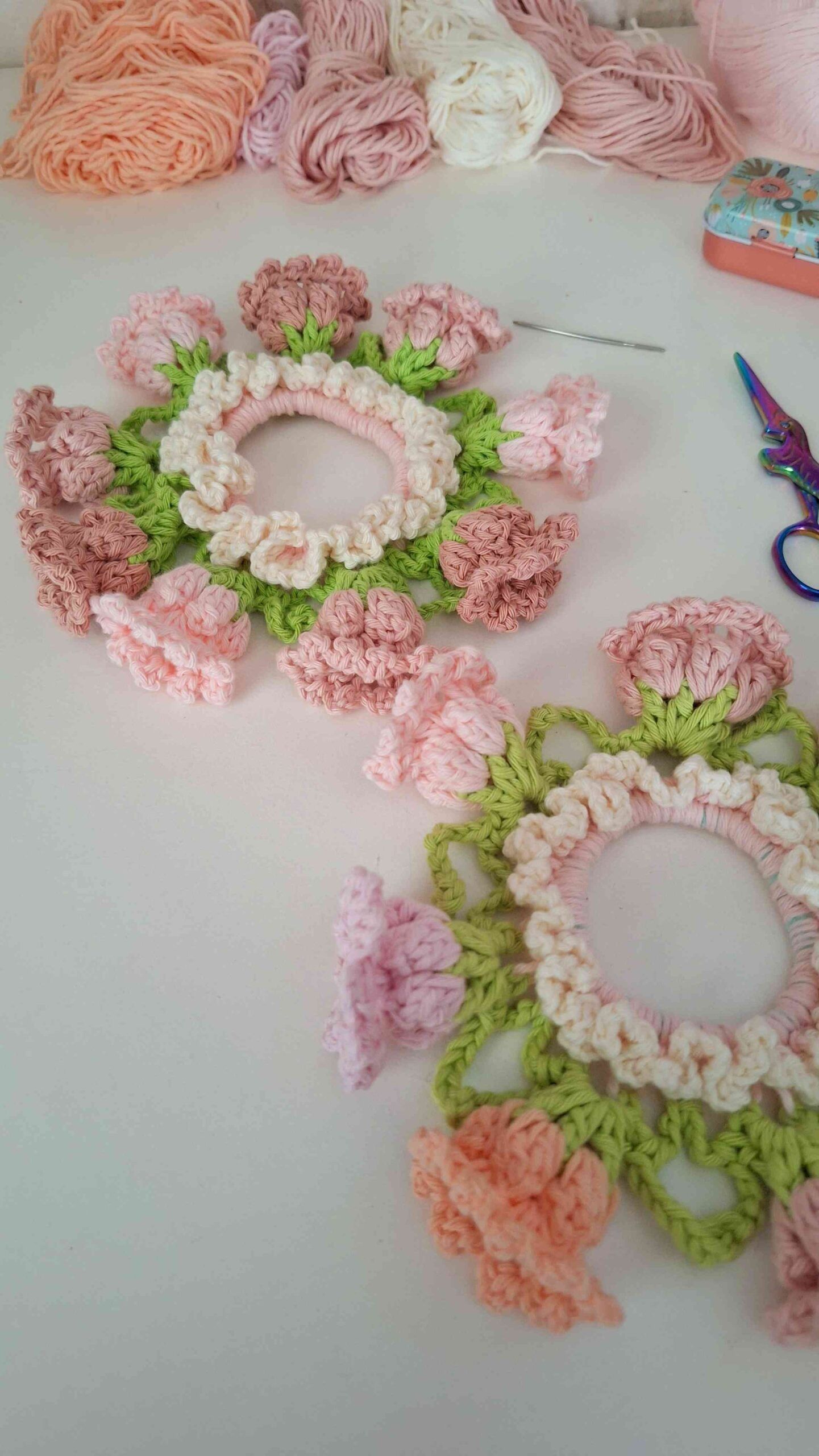 colita para el pelo con tulipanes a crochet