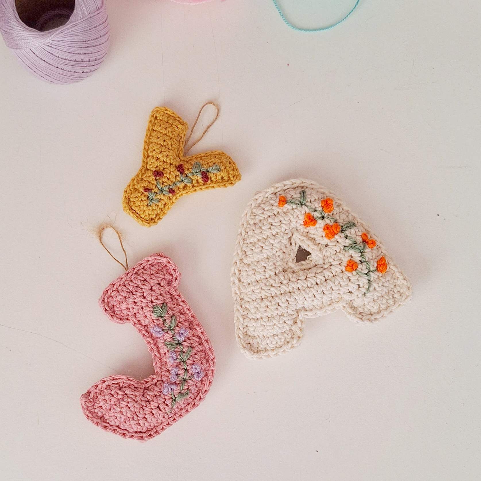 bordado sobre crochet en letras