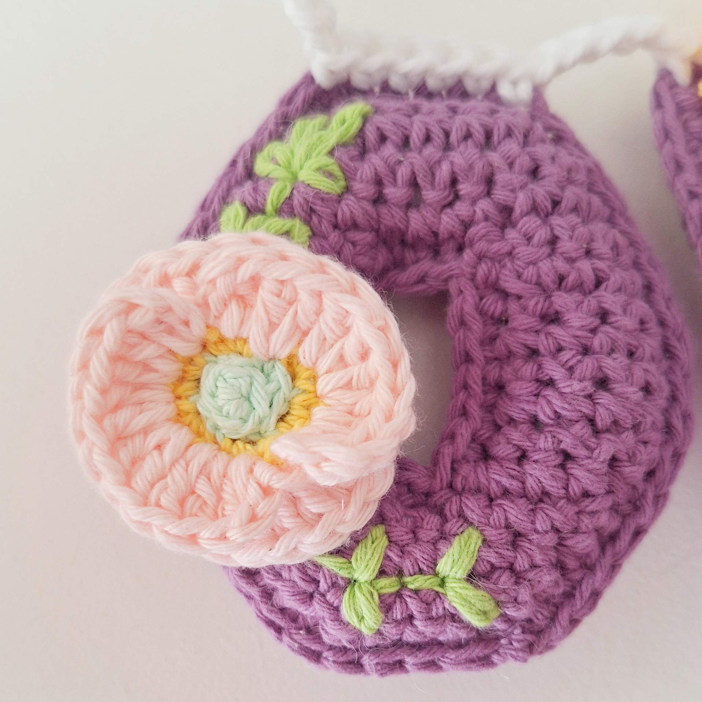 bordar letras tejidas a crochet