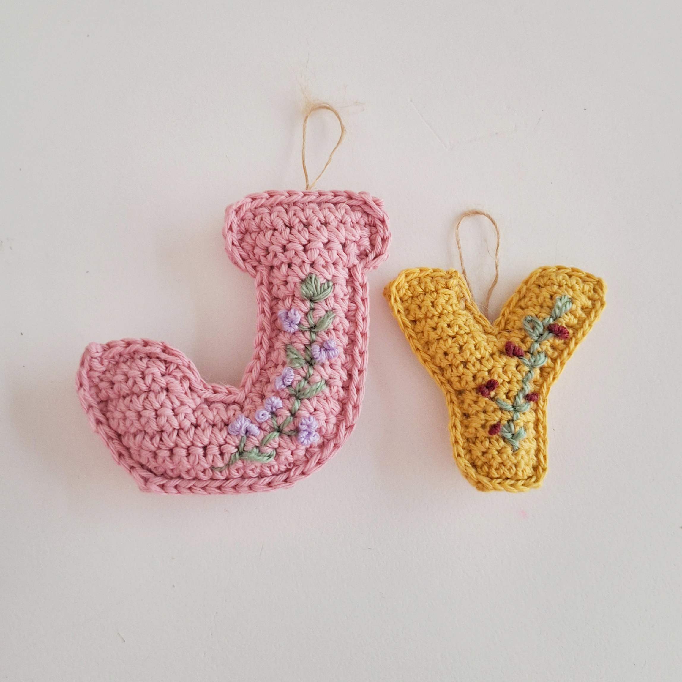 bordar letras tejidas a crochet